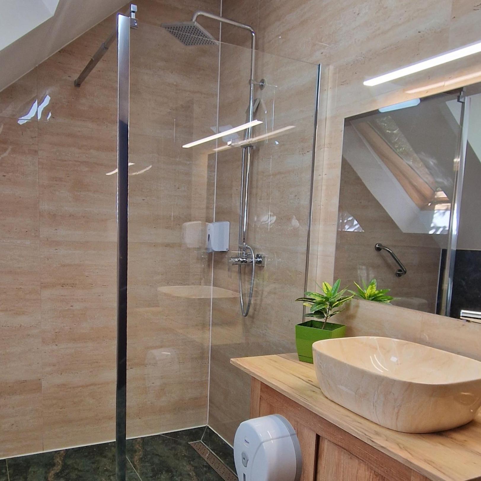 Provence Suceava Hotel Luaran gambar